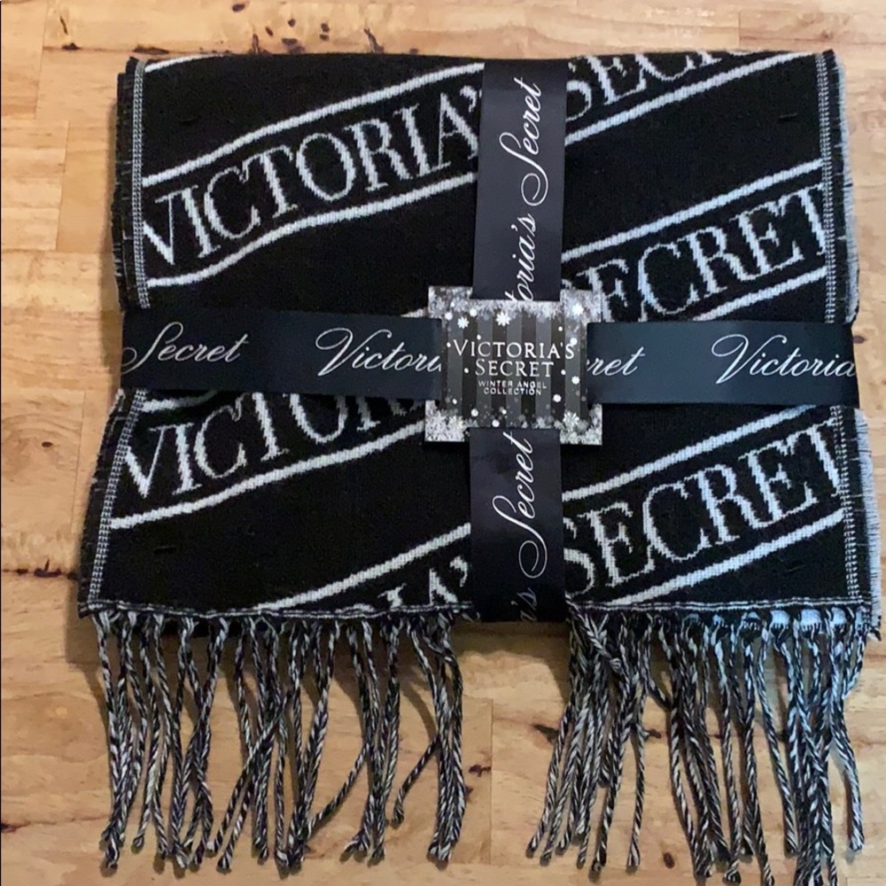 NWT Victoria’s Secret Scarf